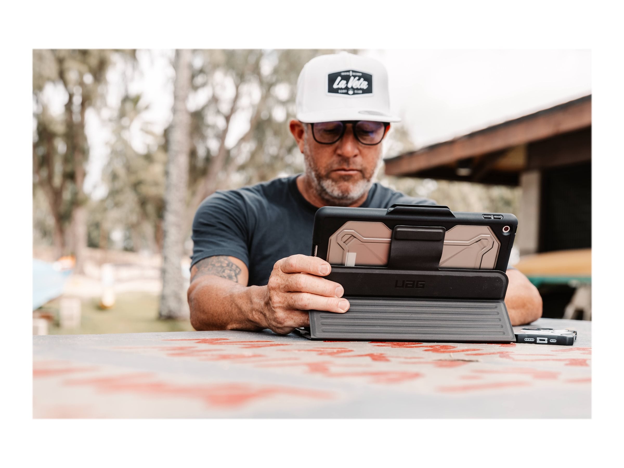 Urban Armor Rugged Bluetooth Keyboard Case w Trackpad for iPad 