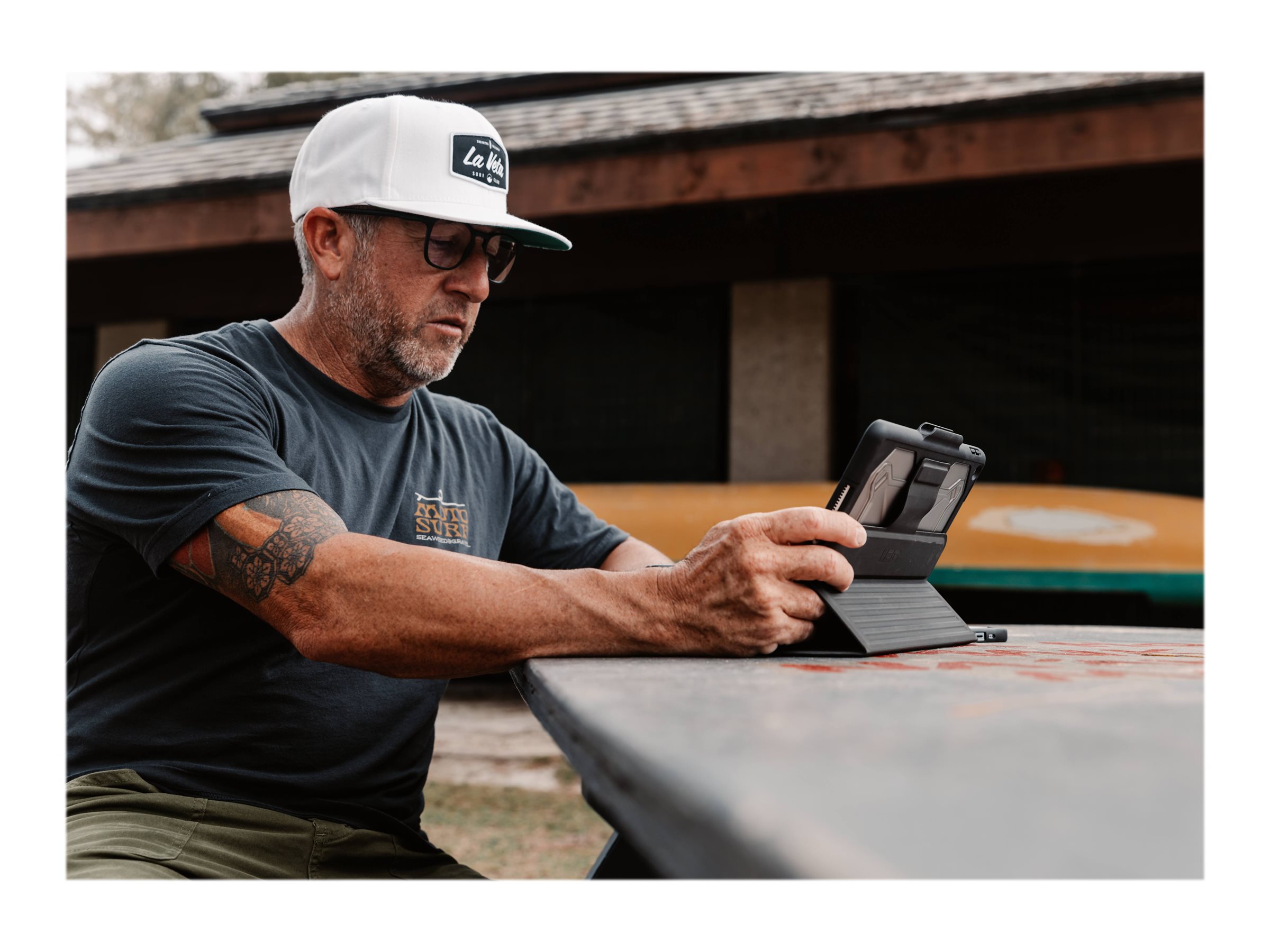 Urban Armor Rugged Bluetooth Keyboard Case w Trackpad for iPad 