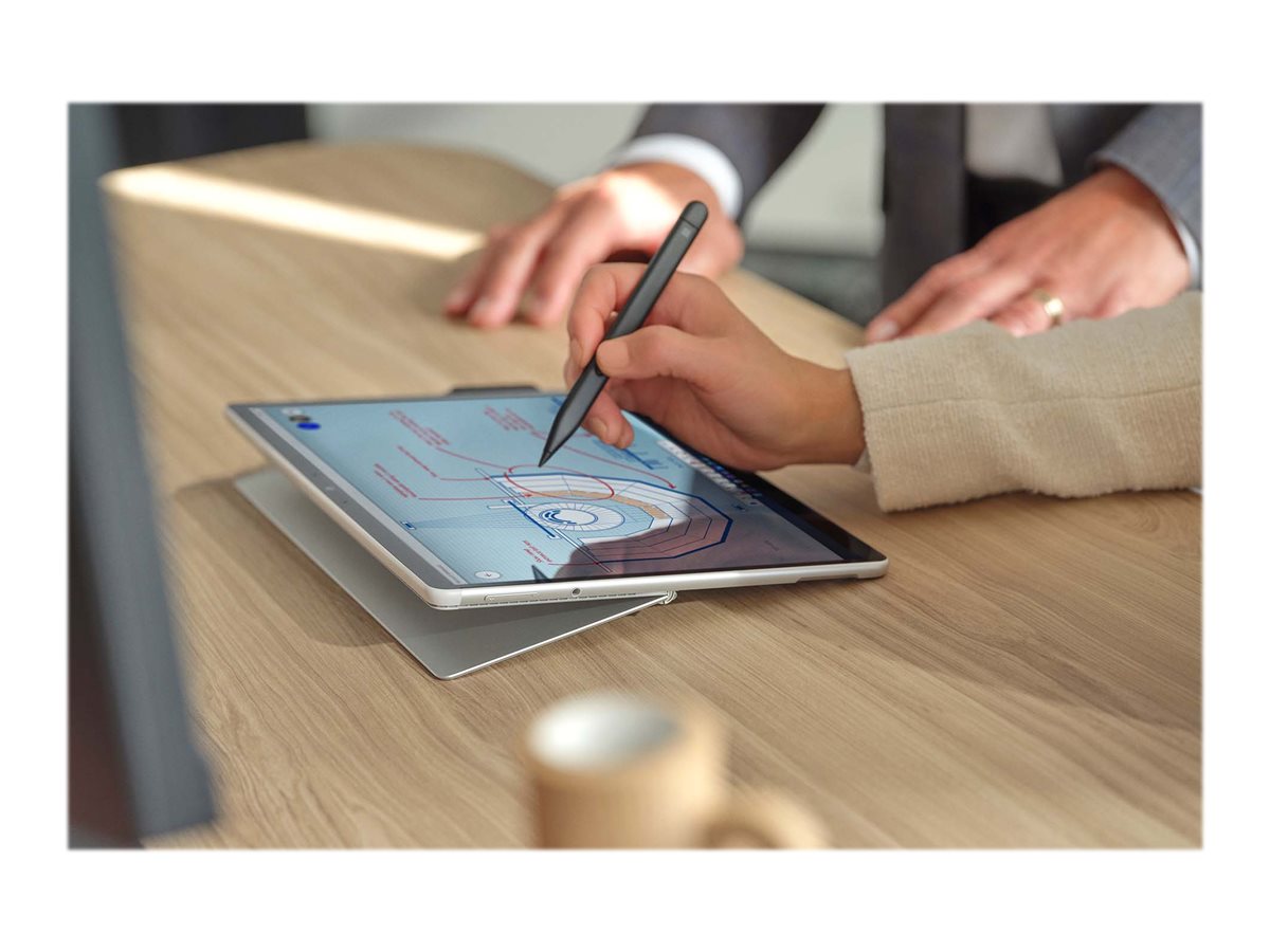 Điện toán bảng tiện dụng như chiếc máy tính bảng Microsoft Surface Pro sẽ giúp bạn hoàn thành công việc hiệu quả hơn nhiều. Xem qua hình ảnh để tìm ra những tính năng ưu việt và trải nghiệm thực tế của máy tính bảng này nhé.