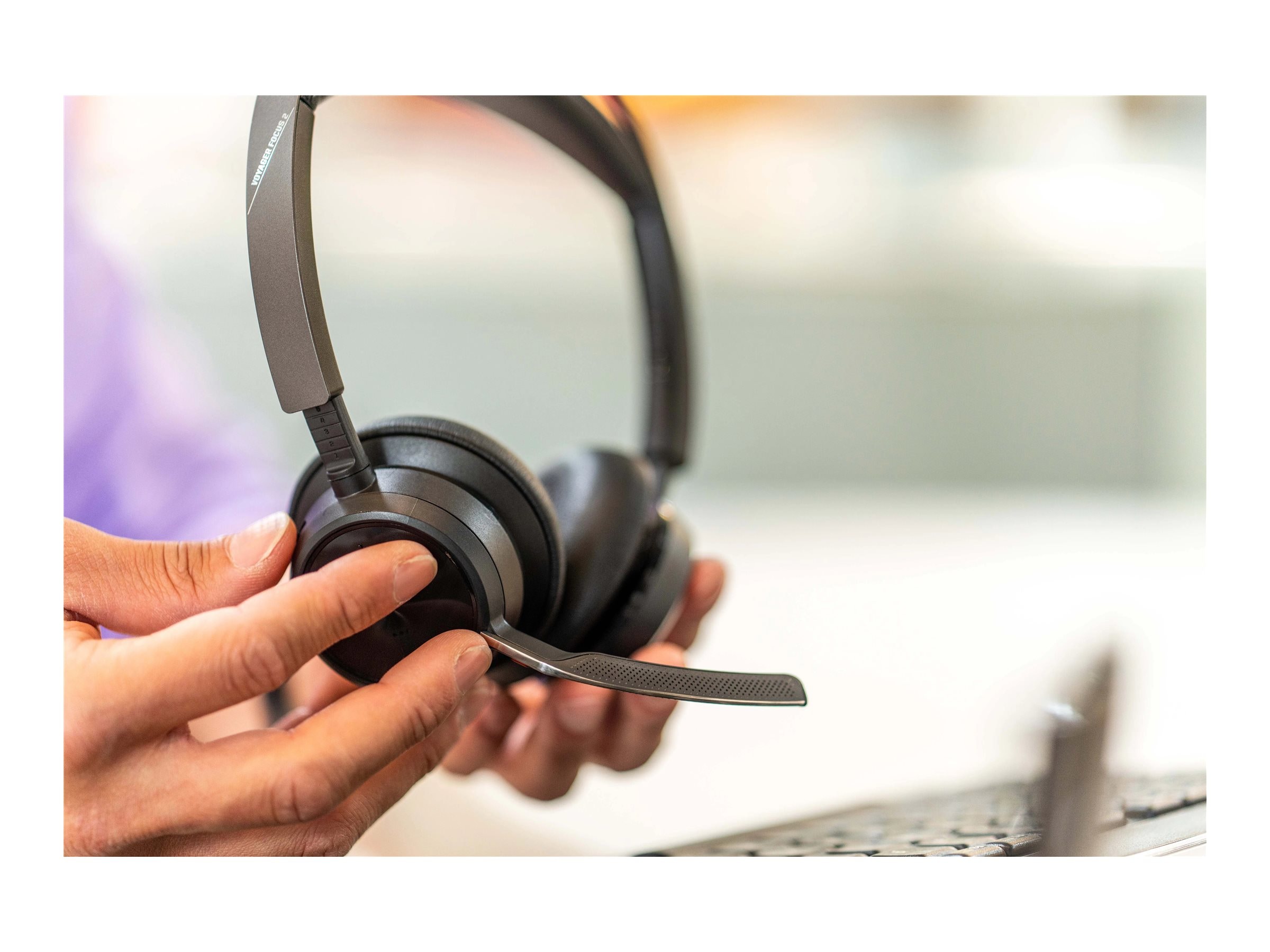 本LA-2‐7 Plantronics Voyager Focus 2 UC Bluetooth Headset 214432-01